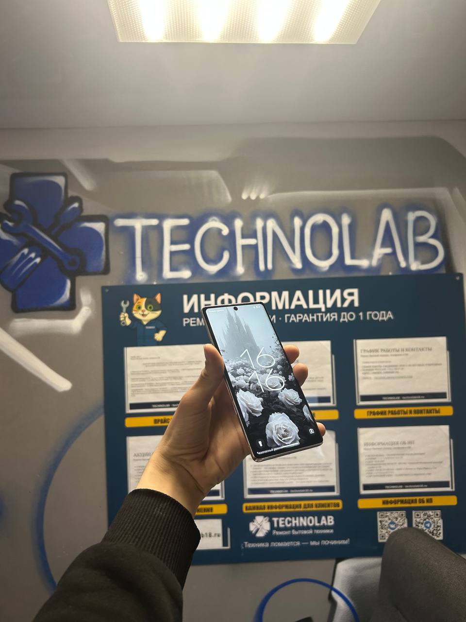 Смартфон с новым экраном после ремонта